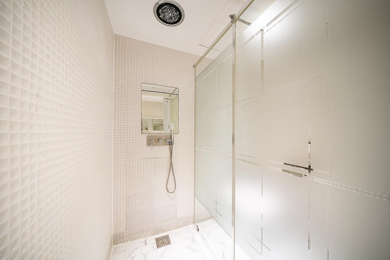 Bathroom 3, Pandora Hotel, Jung