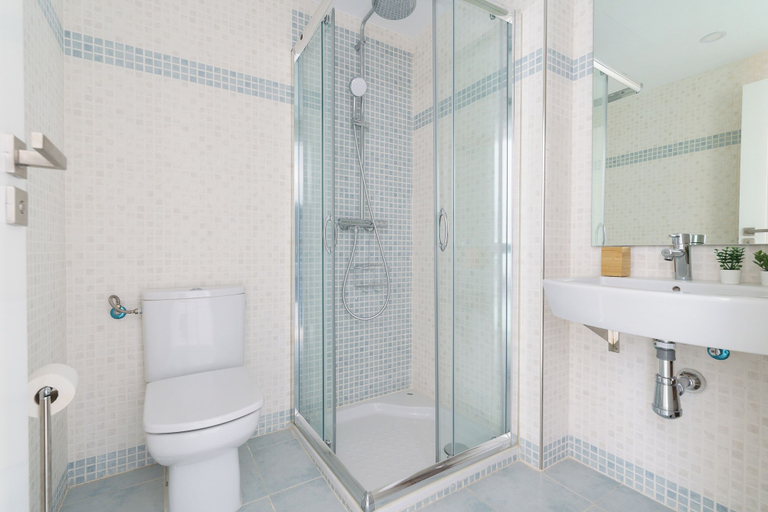 Bathroom 2, Luxe Golf & Family House Escape, Málaga