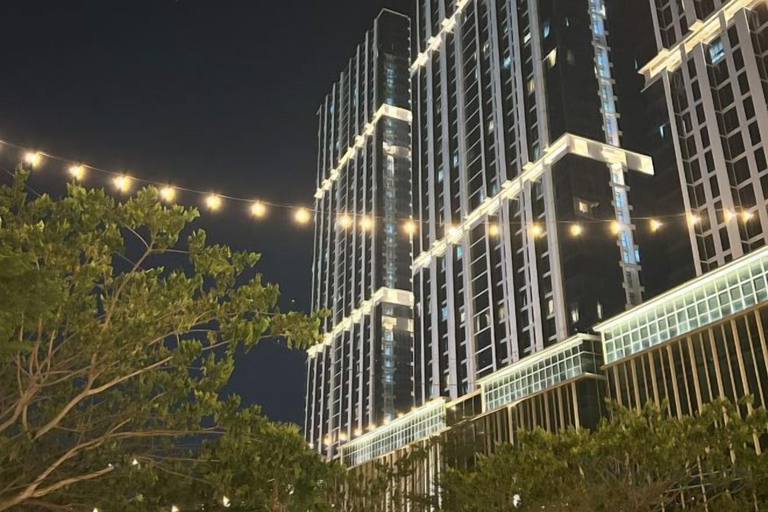 4, 53rd Floor, 2 Br, Netflix, Apt with View by Sky, Batam