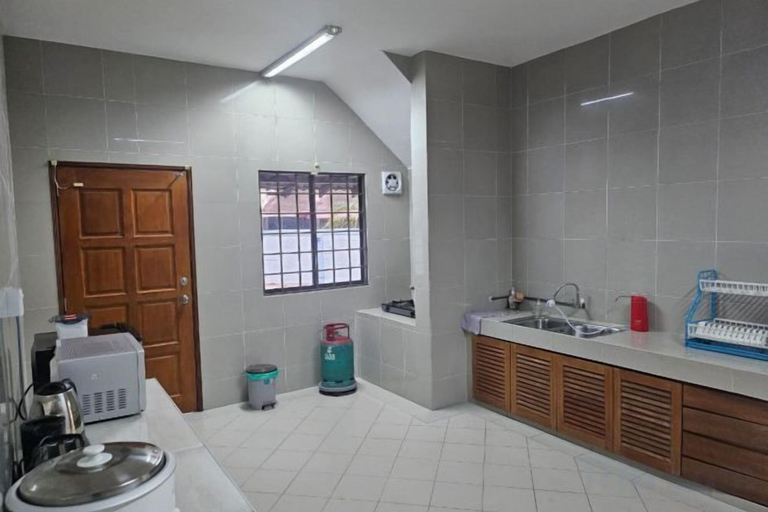 Private kitchen, Blue Robin Homestay., Larut and Matang