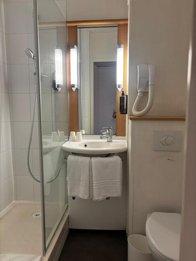 Bathroom 5, ibis Périgueux Centre, Dordogne