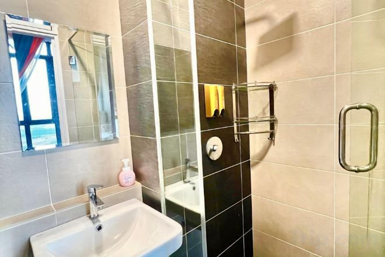 Bathroom 5, Legoland-7min walk at Happy Journey Stay @ Dpristine Lakeview(8pax) Max, Johor Bahru
