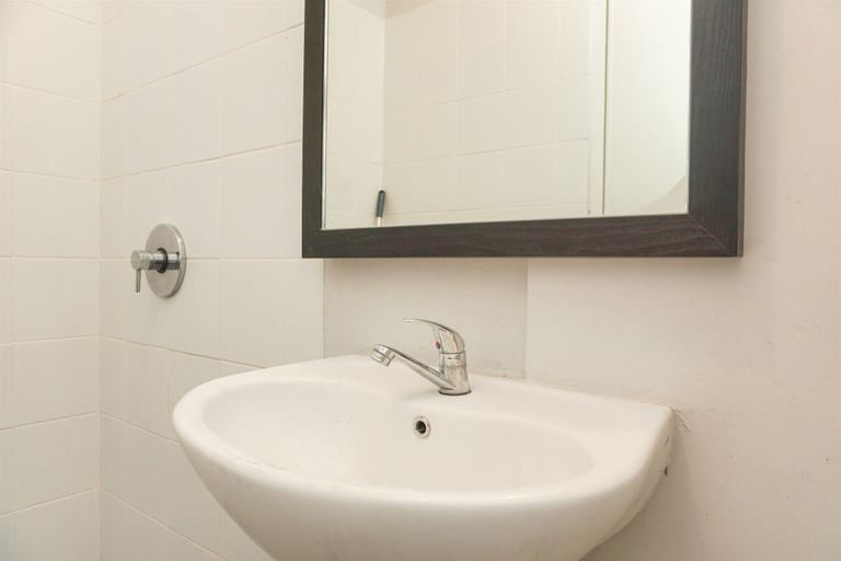 Bathroom 5, Nice Studio Loft Mezzanine At Kubikahomy Apartment, South Tangerang