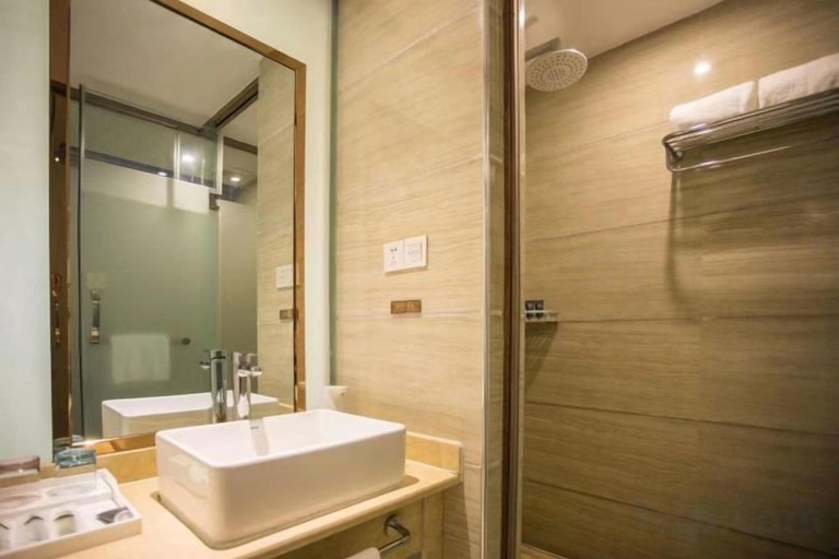 Bathroom, Qinqingshu Hotel, Zhumadian