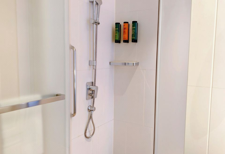 Bathroom 3, Hampton by Hilton Zhuzhou Hongqi Square, Zhuzhou