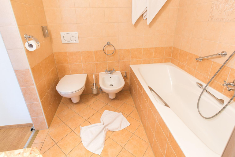 Bathroom, Hotel Schloss Lerchenhof, Hermagor