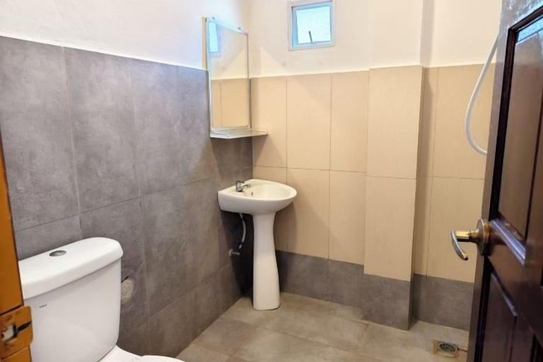 Bathroom 4, Shoreline Guesthouse, Semporna
