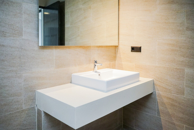 Bathroom 4, Enjoy Living 2Br Apartment At Carstensz Residence, South Tangerang