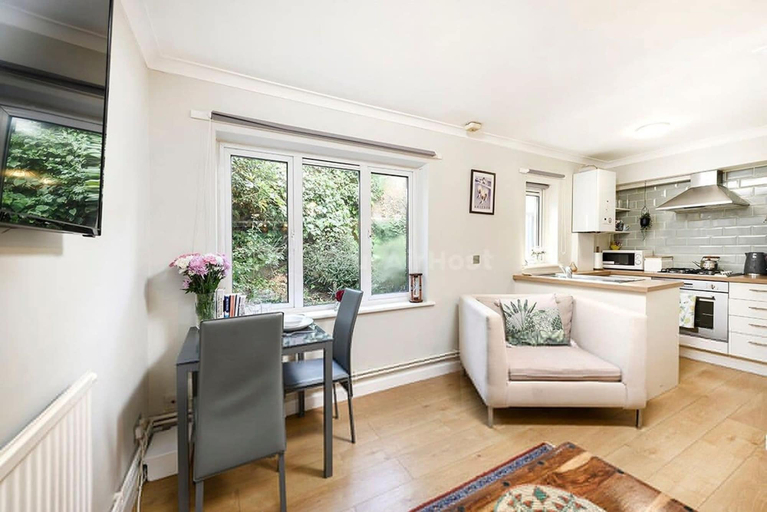 Room 4, Cozy One-bedroom Flat in Slough, Slough