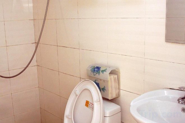 Bathroom, Yunyun Hotel, Xuancheng