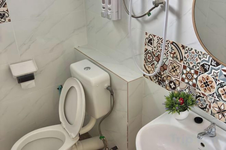 Bathroom 5, Auguri Bercham Landed 6BR Karaoke Set BBQ, Kinta