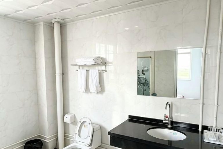 Bathroom, LongYuan Holiday Hotel, Zhangjiakou
