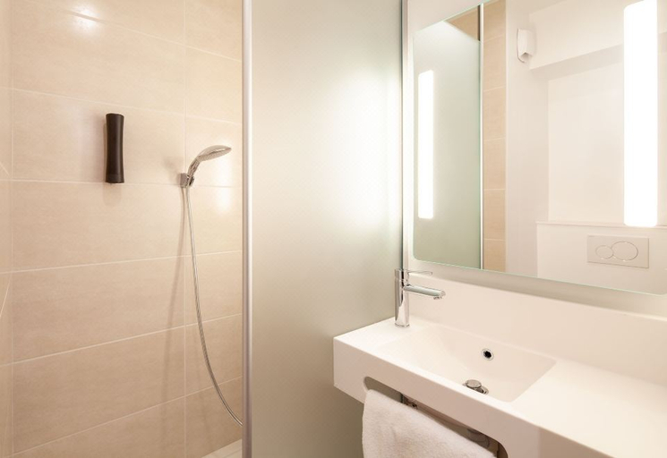 Bathroom 4, B&B HOTEL Saint-Denis Porte de Paris, Seine-Saint-Denis