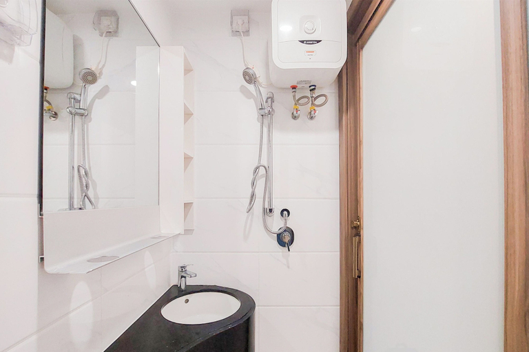 Bathroom 5, Great Choice And Homey Studio Room Sky House Bsd Apartment, South Tangerang