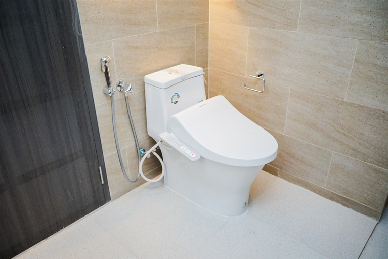 Bathroom 2, Enjoy Living 2Br Apartment At Carstensz Residence, South Tangerang