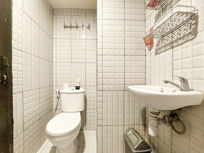 Bathroom 5, Best And Comfy Studio De Prima Apartment, Medan