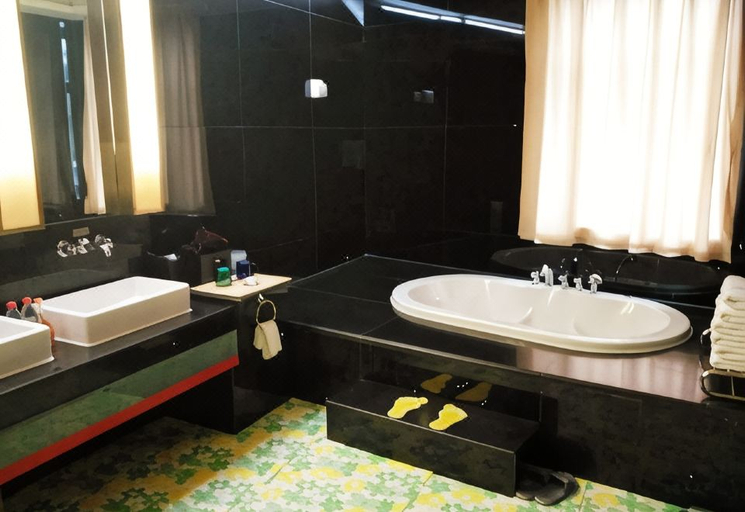 Bathroom 3, Dunhuang Hotel, Jiuquan