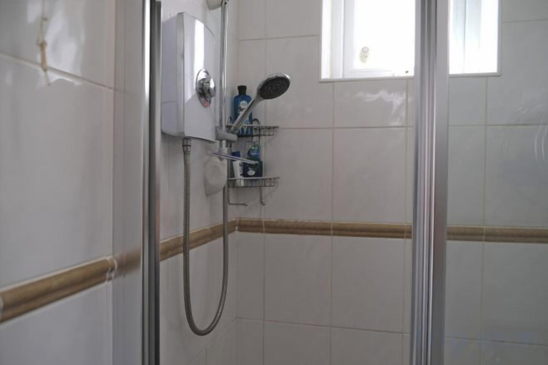 Bathroom 4, Lovely 1 Bedroom Apartment with Free Parking, London