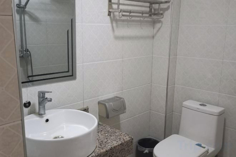 Bathroom 3, Longhushan Laiping Hostel, Yingtan