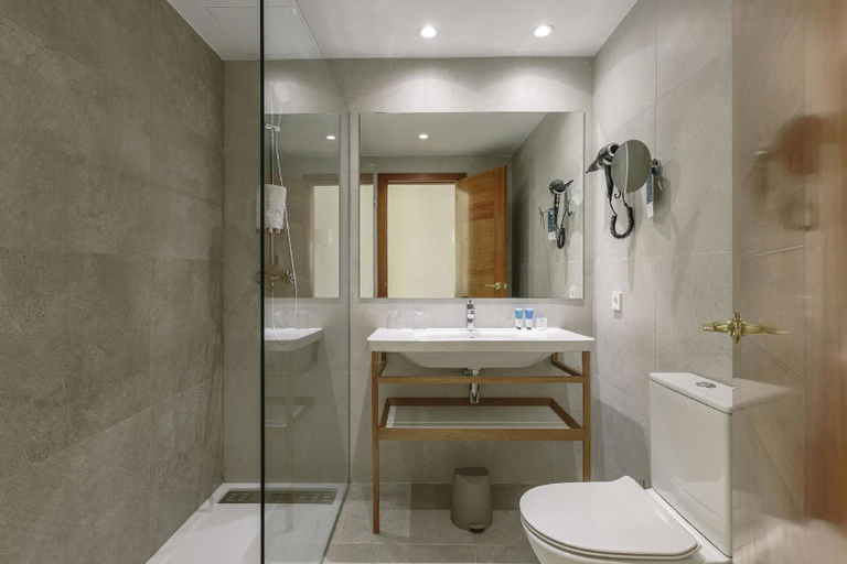 Bathroom 5, Hotel ILUNION Palmanova Mallorca, Baleares
