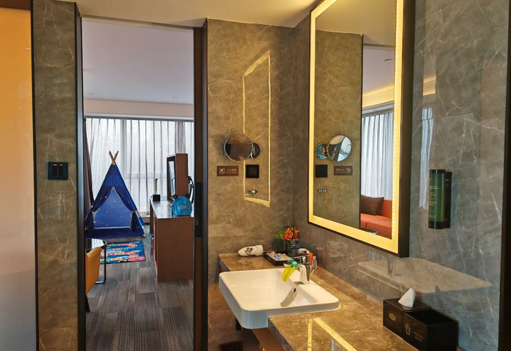 Bathroom 3, Hampton by Hilton Kaili, Qiandongnan Miao and Dong