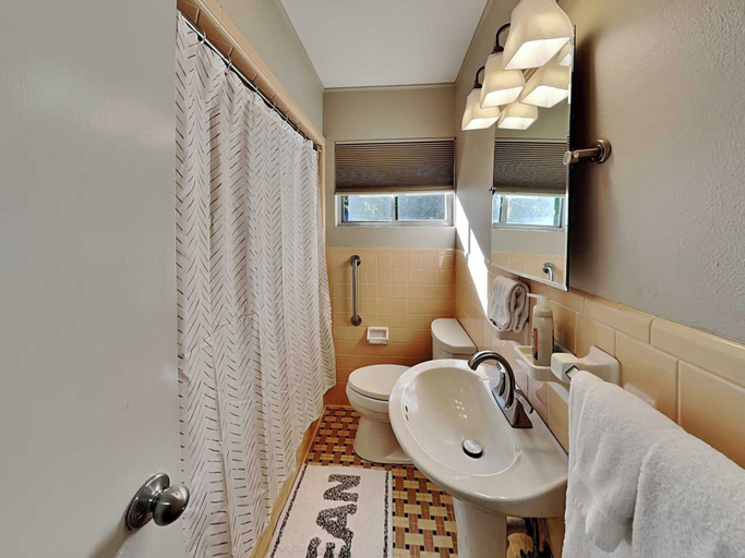 Bathroom 4, Little Bay House by Miss Kitty’s, Aransas