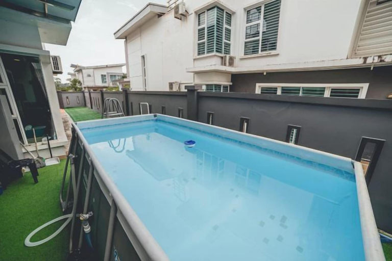 Terrace/patio 2, d'Lux 6BR16-25px Pool/BBQ/NetFlx/HotPot/KTV/Mahjong, Kota Tinggi