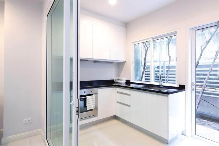 Private kitchen 3, Sol Stay Sukhumvit 16 Entire House Three Bedroom & Full Kitchen, Khlong Toey