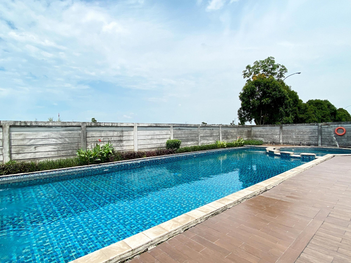 Outdoor pool 3, Comfort Stay Studio At Enviro Apartment, Cikarang