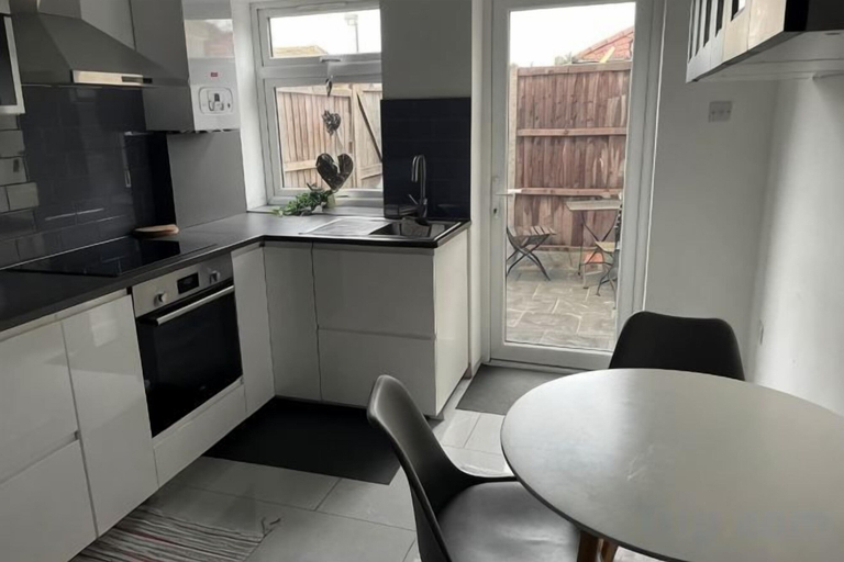Private kitchen 4, Greenwich Oasis Near o2 arena with Spacious Charm, London