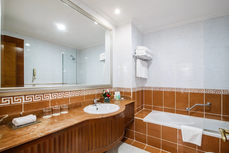 Bathroom 4, Grand Excelsior Hotel Bur Dubai, Dubai