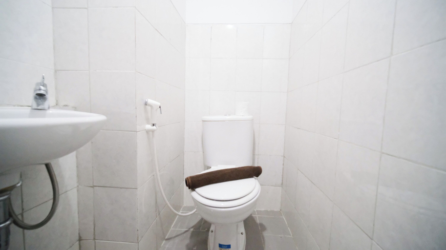 Bathroom 3, Homey 2Br Apartment At Suncity Residence, Sidoarjo