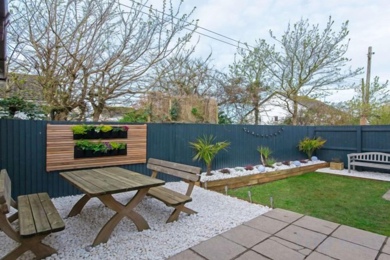 Outdoor dining, Oceanside Sleeps 6 Walk to Beach & Stylish, Devon