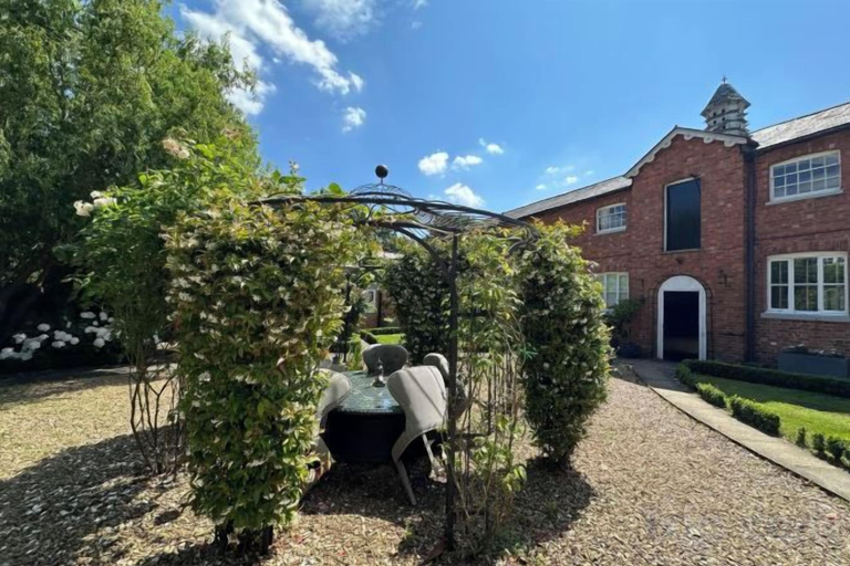 Outdoor dining, Huntershields, Northamptonshire