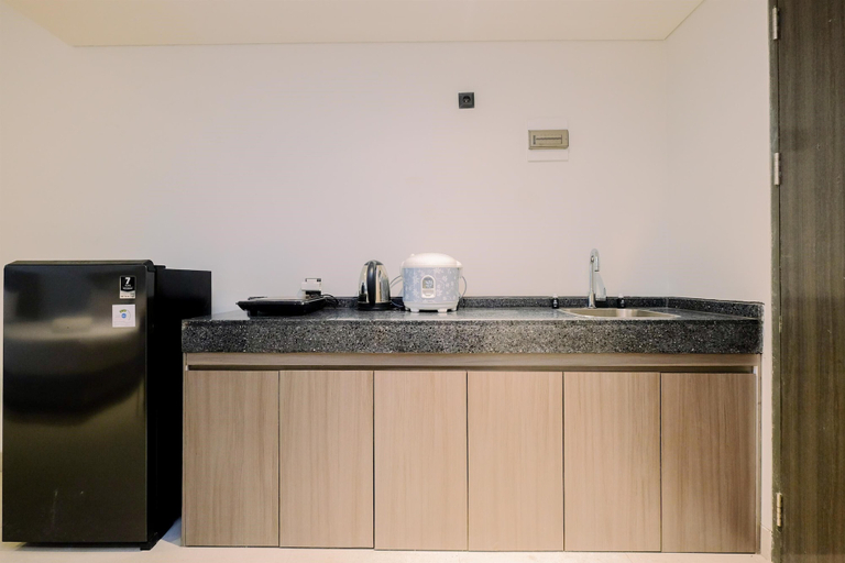 Private kitchen 4, Big Studio For 4 Pax Apartment At Carstensz Residence, Tangerang Selatan