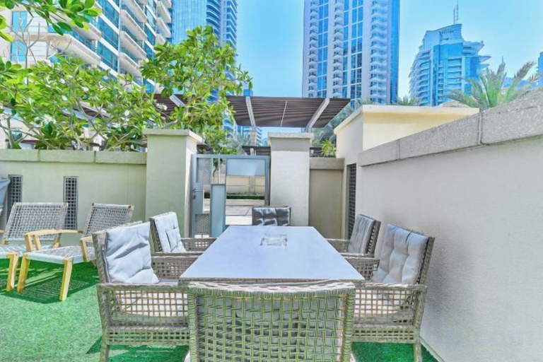Outdoor dining 2, bnbme Dubai Marina: Quiet Patio Oasis, Dubai