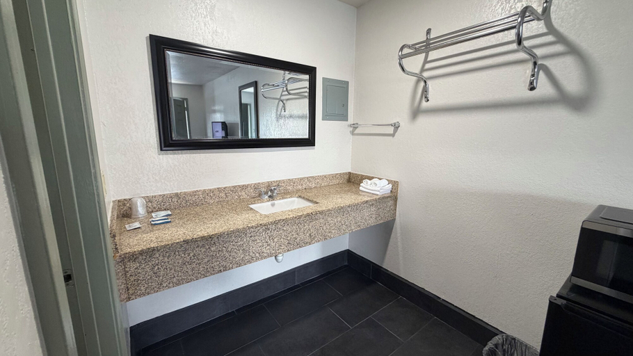 Bathroom 2, Budget Inn By Hotel O Ada OK, Pontotoc