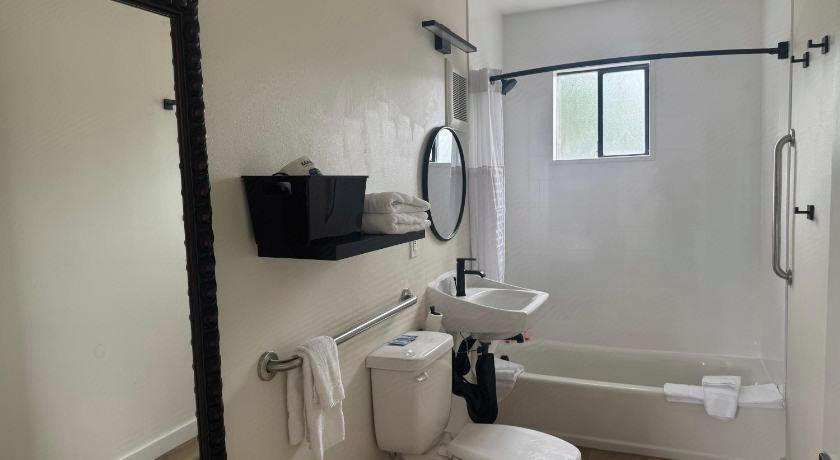 Bathroom 4, Richland Inn and Suites, Benton