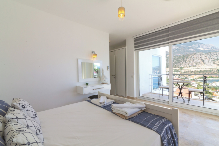 Room 4, 5 Bed Villa - Sleeps 10 - Pool - Terrace - Parking, Kaş