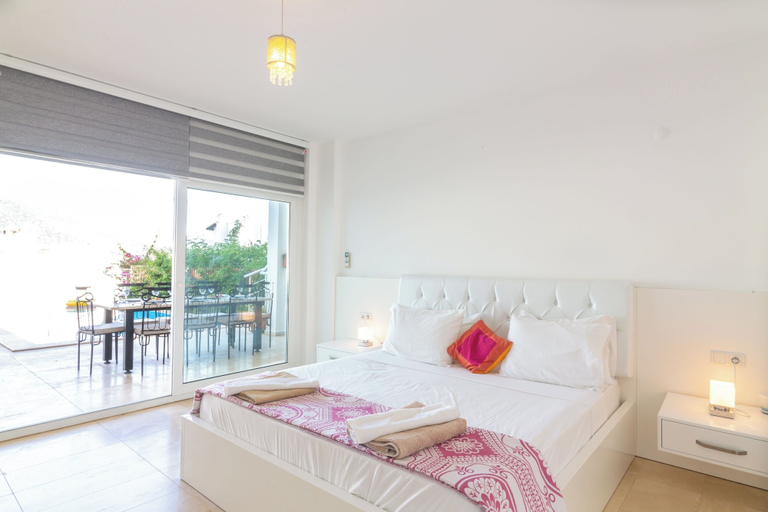 Room 2, 5 Bed Villa - Sleeps 10 - Pool - Terrace - Parking, Kaş