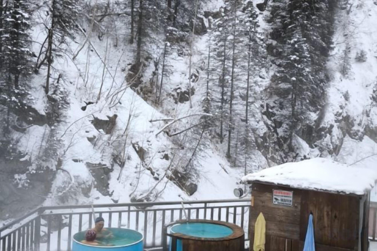 Outdoor spa tub, Guest House Discovery, Almaty