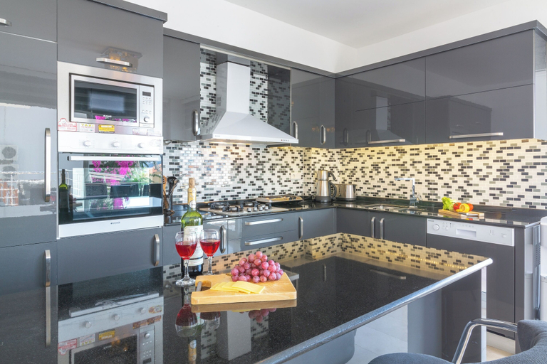 Private kitchen, 5 Bed Villa - Sleeps 10 - Pool - Terrace - Parking, Kaş