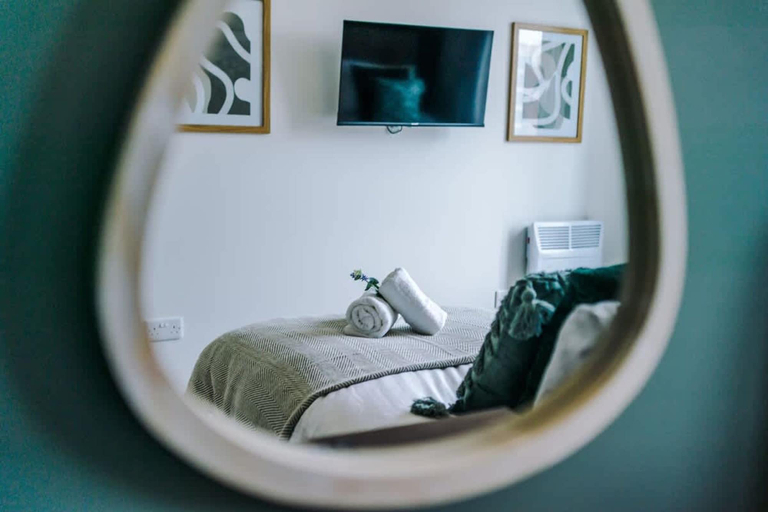 Room 5, NEW Pristine 2-bed Flat Great Location Sleeps 6, Sefton