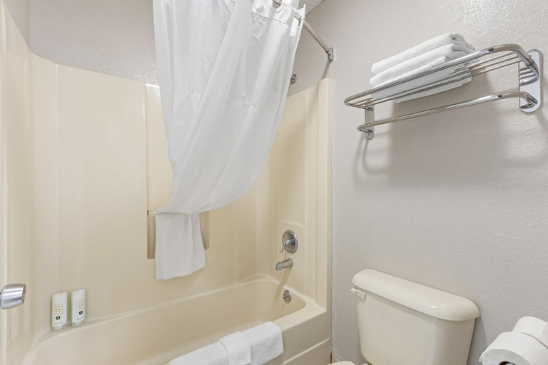 Bathroom 4, Quality Inn Crystal River, Citrus