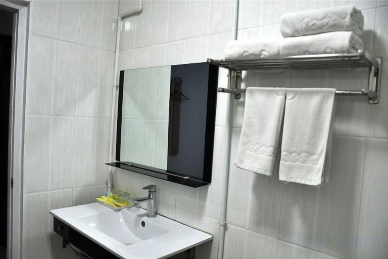 Bathroom 4, Yangguang Express Hotel, Linyi