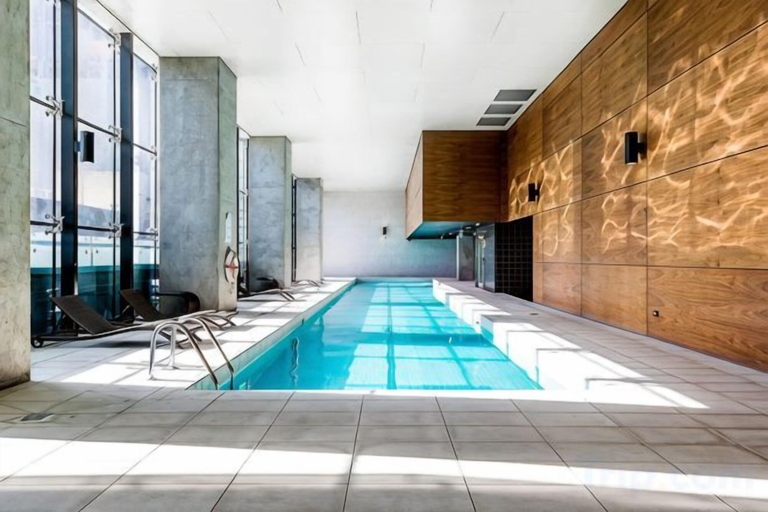 Pool, Spacious Southern Cross Stay, Cozy & Central Home, Melbourne