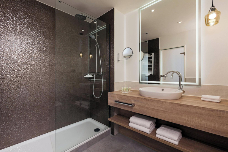 Bathroom 4, Courtyard Hamburg Airport, Hamburg