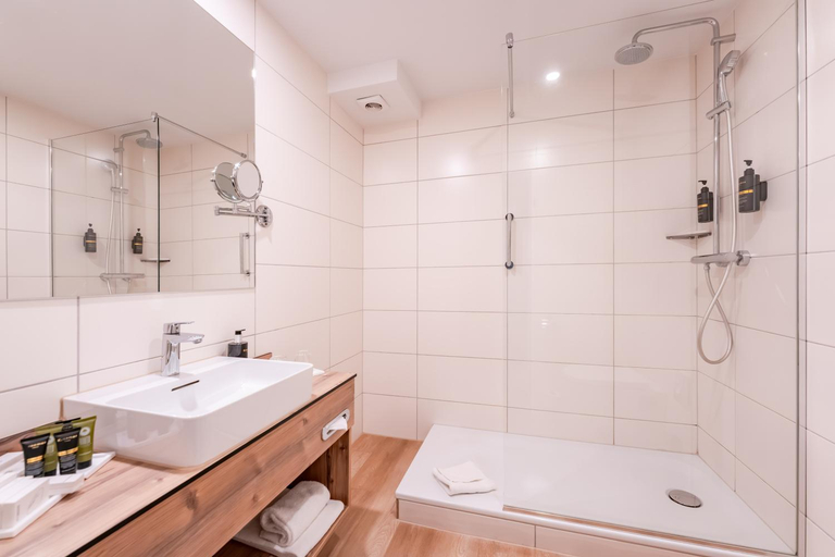 Bathroom 1, H+ Hotel Alpina Garmisch-Partenkirchen, Garmisch-Partenkirchen