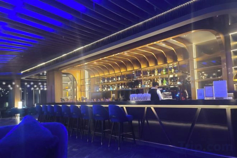 Bar (on property) 4, A La Carte Ha Long Bay Apartments by Kevin & Anna, Hạ Long