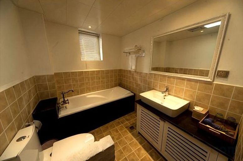 Bathroom 4, Flowers Hotel, Lijiang